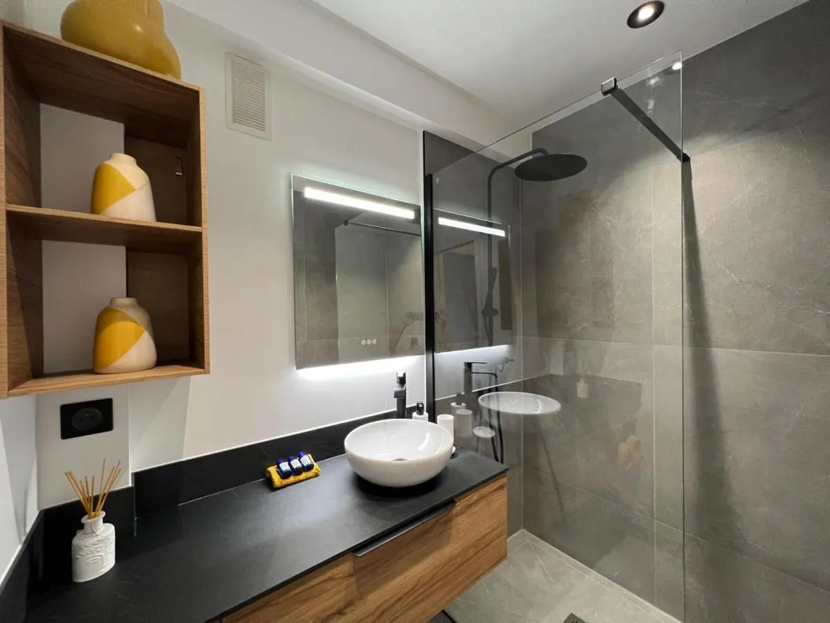 Image 2 of Vue mer exceptionnelle sur plage du Midi en 1re ligne- 2 chambres