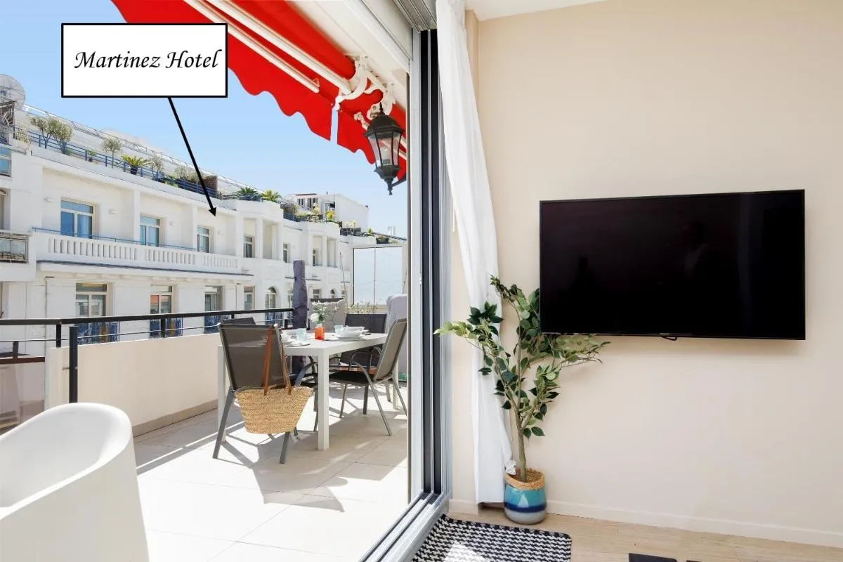 Image 4 of XXL 2 beds with XXL terrace next to Martinez Hotel