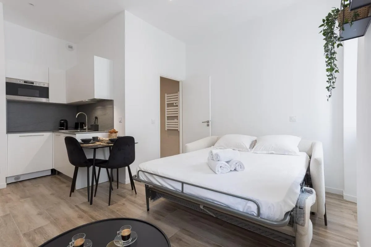 Image 1 of ” L’atelier D’André ” Center Of Cannes – CONGRES – Plage – Clim