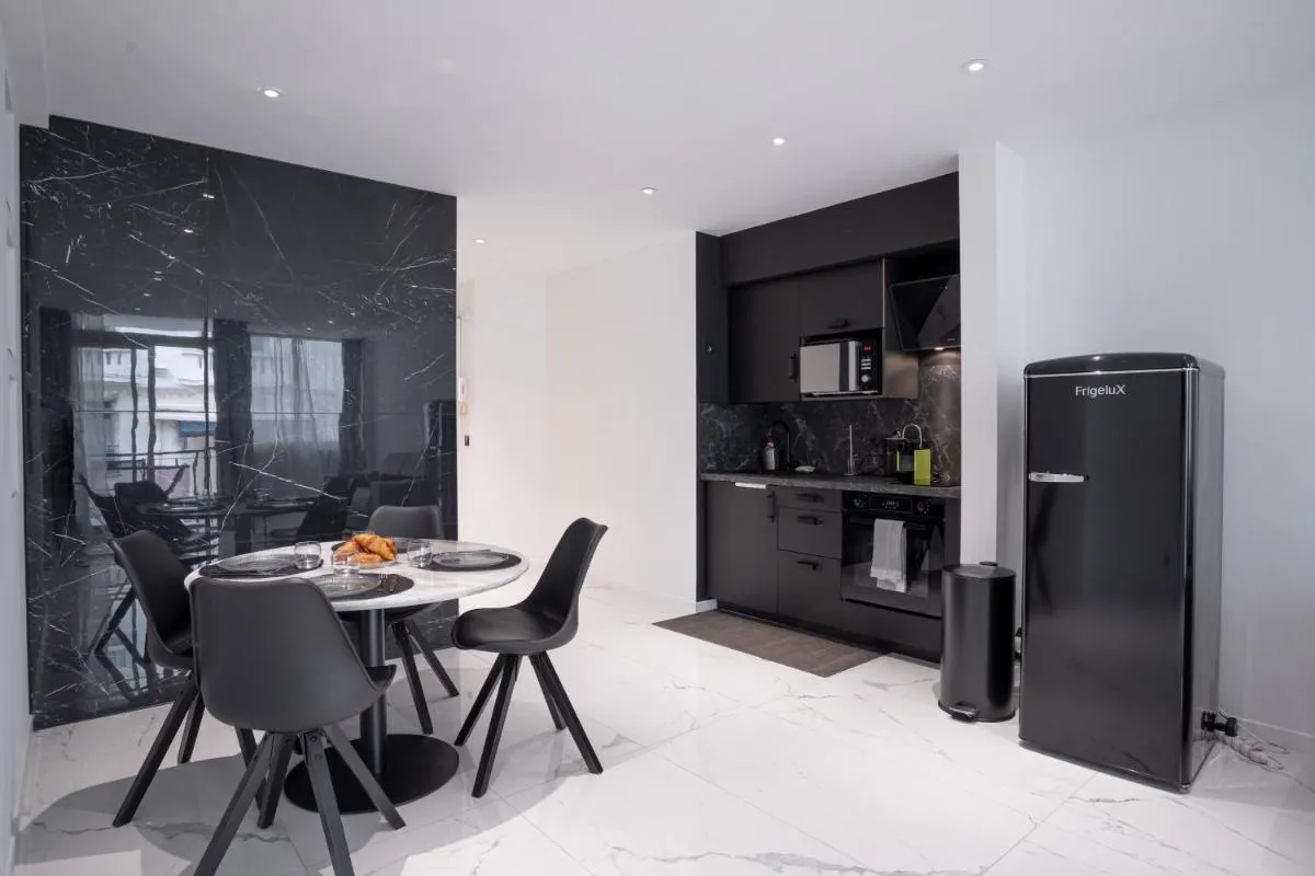 Image 3 of ” Modern Maubourg ” Élégance et Prestige à Cannes