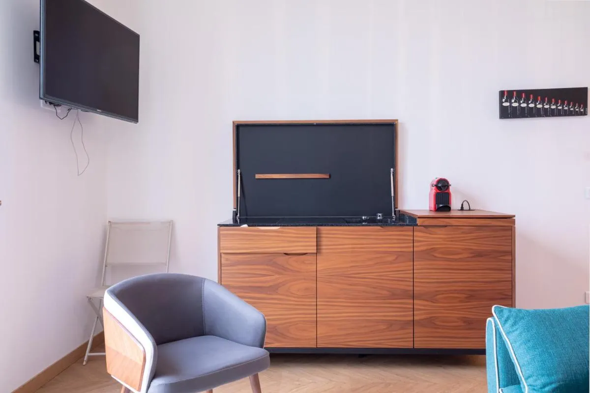 Image 6 of ” Nid D’amour ” Évasion de Rêve – Pieds dans l’eau face à la mer