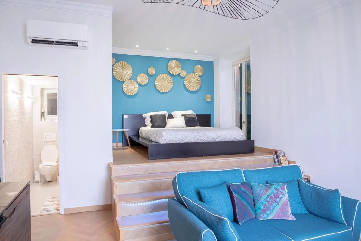 Image 1 of ” Nid D’amour ” Évasion de Rêve – Pieds dans l’eau face à la mer