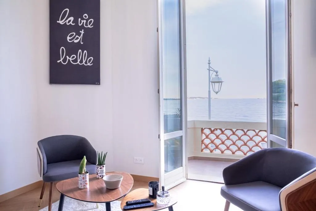 Image of ” Nid D’amour ” Évasion de Rêve – Pieds dans l’eau face à la mer