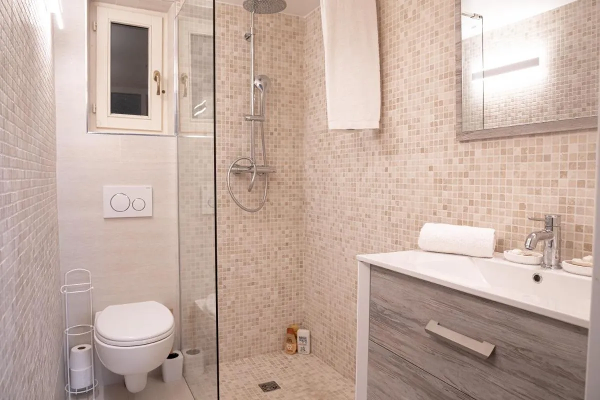 Image 2 of ” Nid D’amour ” Évasion de Rêve – Pieds dans l’eau face à la mer