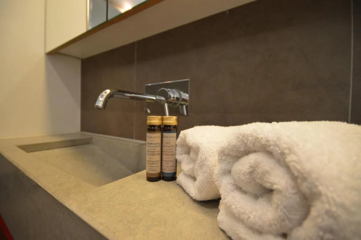 Image 2 of ” Palais Miramar La Suite Rouge ” Vue Mer -Croisette Emplacement Unique – 20M Plage – WIFI – Clim