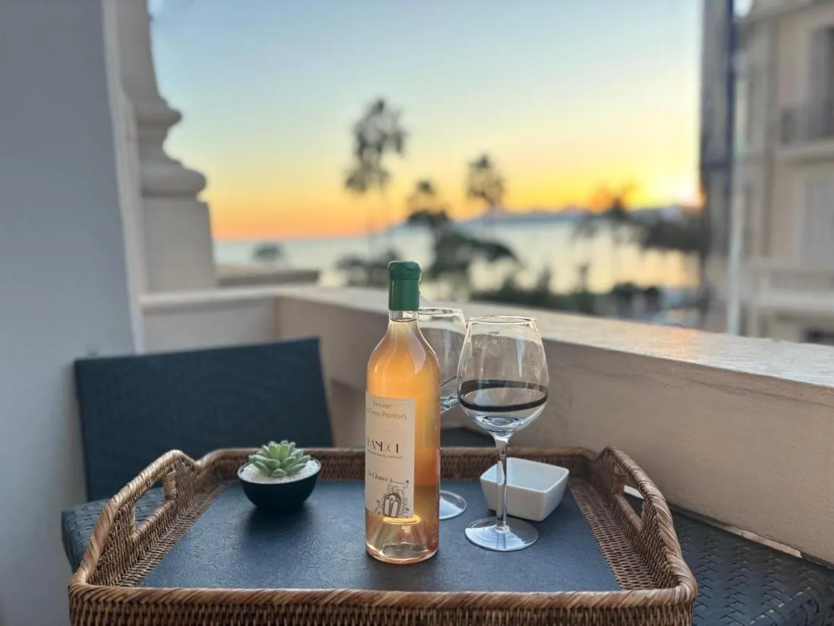 Image 3 of ” Palais Miramar La Suite Rouge ” Vue Mer -Croisette Emplacement Unique – 20M Plage – WIFI – Clim