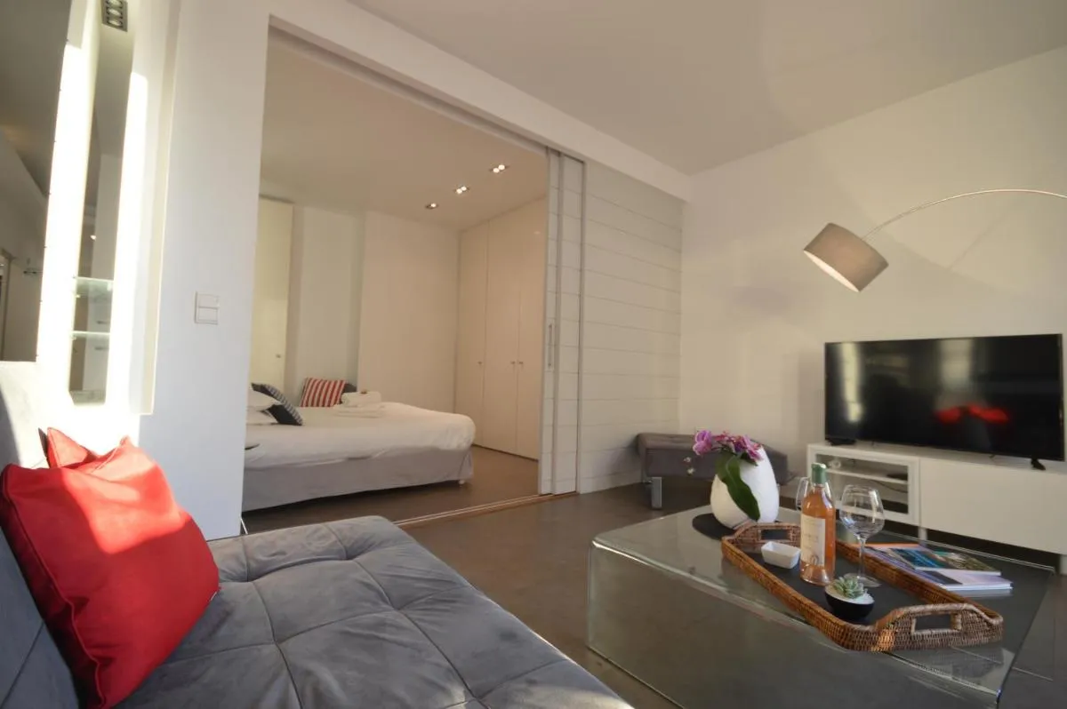 Image 4 of ” Palais Miramar La Suite Rouge ” Vue Mer -Croisette Emplacement Unique – 20M Plage – WIFI – Clim