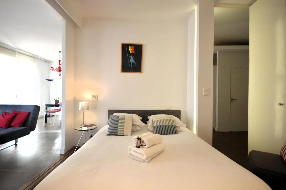 Image 6 of ” Palais Miramar La Suite Rouge ” Vue Mer -Croisette Emplacement Unique – 20M Plage – WIFI – Clim