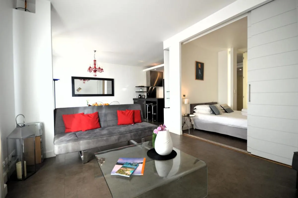 Image 1 of ” Palais Miramar La Suite Rouge ” Vue Mer -Croisette Emplacement Unique – 20M Plage – WIFI – Clim