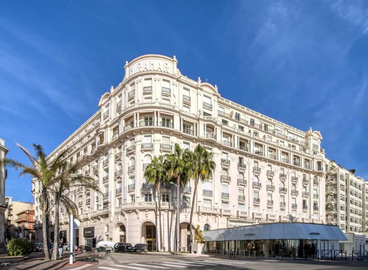 Image 5 of ” Palais Miramar La Suite Rouge ” Vue Mer -Croisette Emplacement Unique – 20M Plage – WIFI – Clim