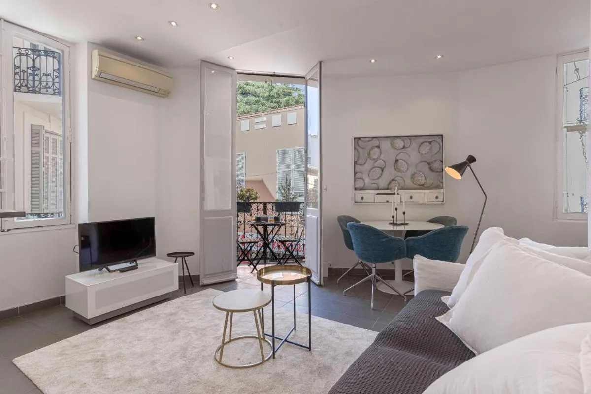 Image 4 of ” White Meynadier ” CityCenter – CONGRES – Terrasse – Clim – Wifi