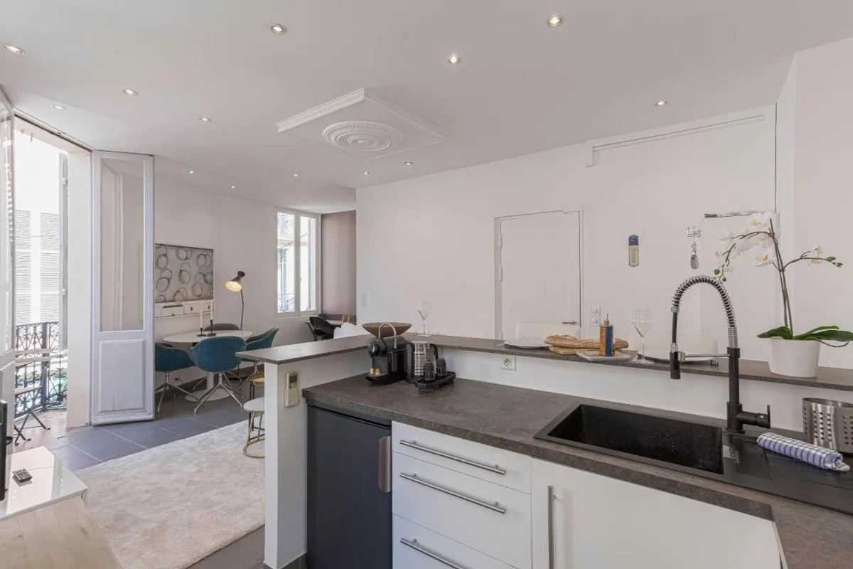 Image 3 of ” White Meynadier ” CityCenter – CONGRES – Terrasse – Clim – Wifi