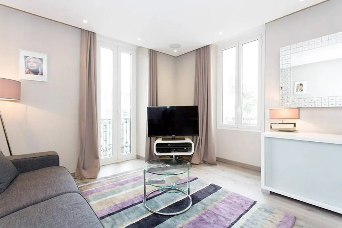 Image 4 of 1 bedroom in front of the Palais!