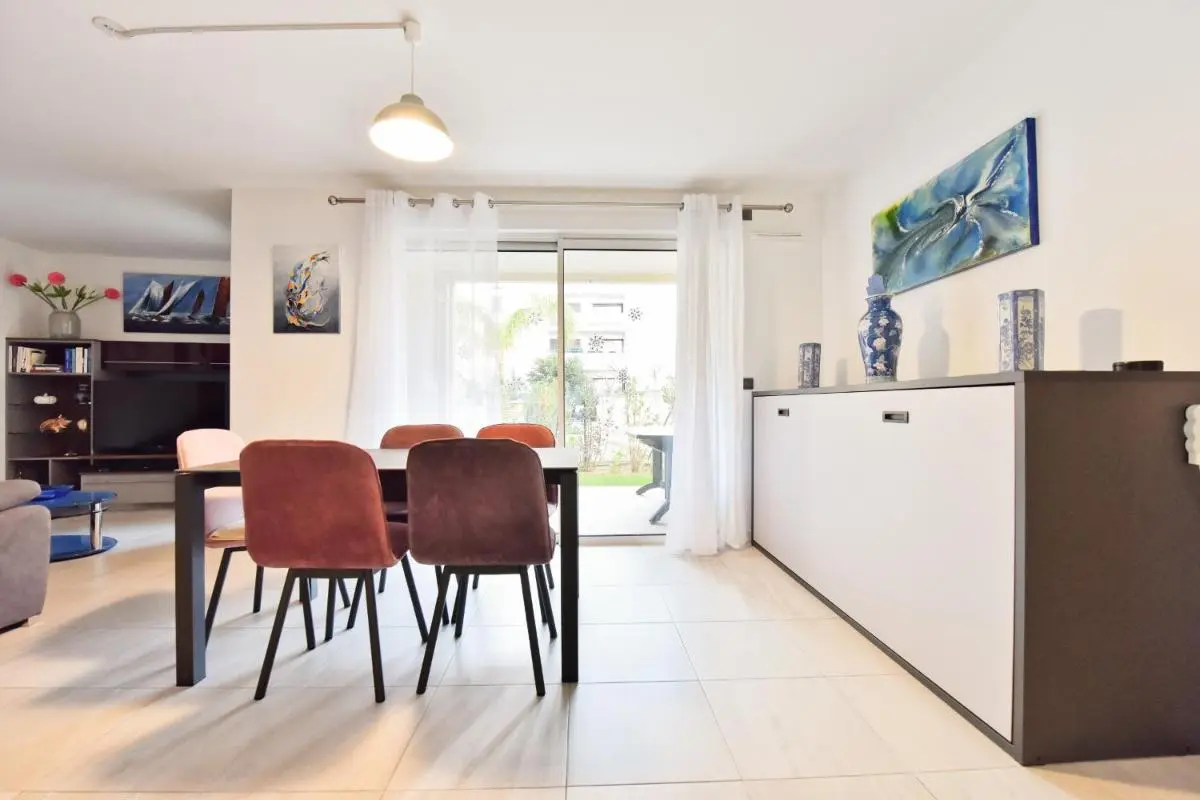 Image 5 of 2-Br with Terrace and Pool in the Heart of Palm Beach