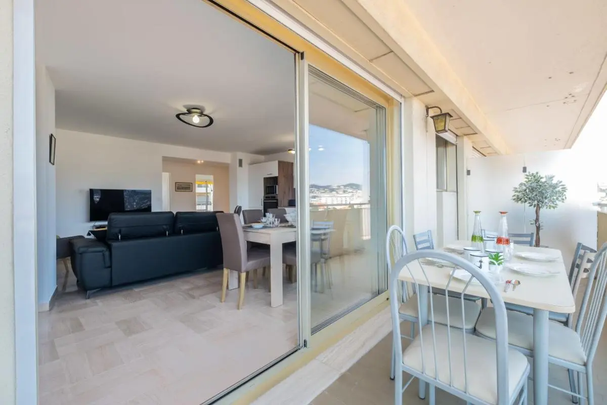 Image 6 of 3-Br apartment near downtown Cannes Sea view parking