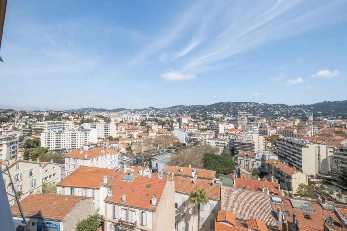 Image 4 of 3-Br apartment near downtown Cannes Sea view parking