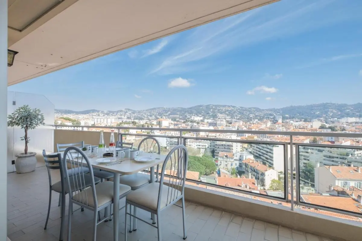 Image 2 of 3-Br apartment near downtown Cannes Sea view parking