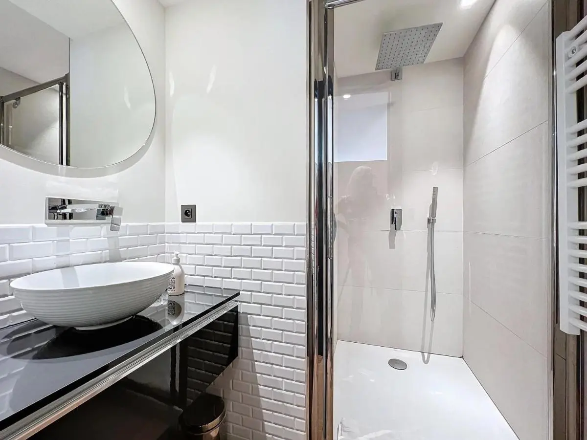 Image 2 of 3P BETWEEN CROISETTE BEACHES AND ANTIBES STREET