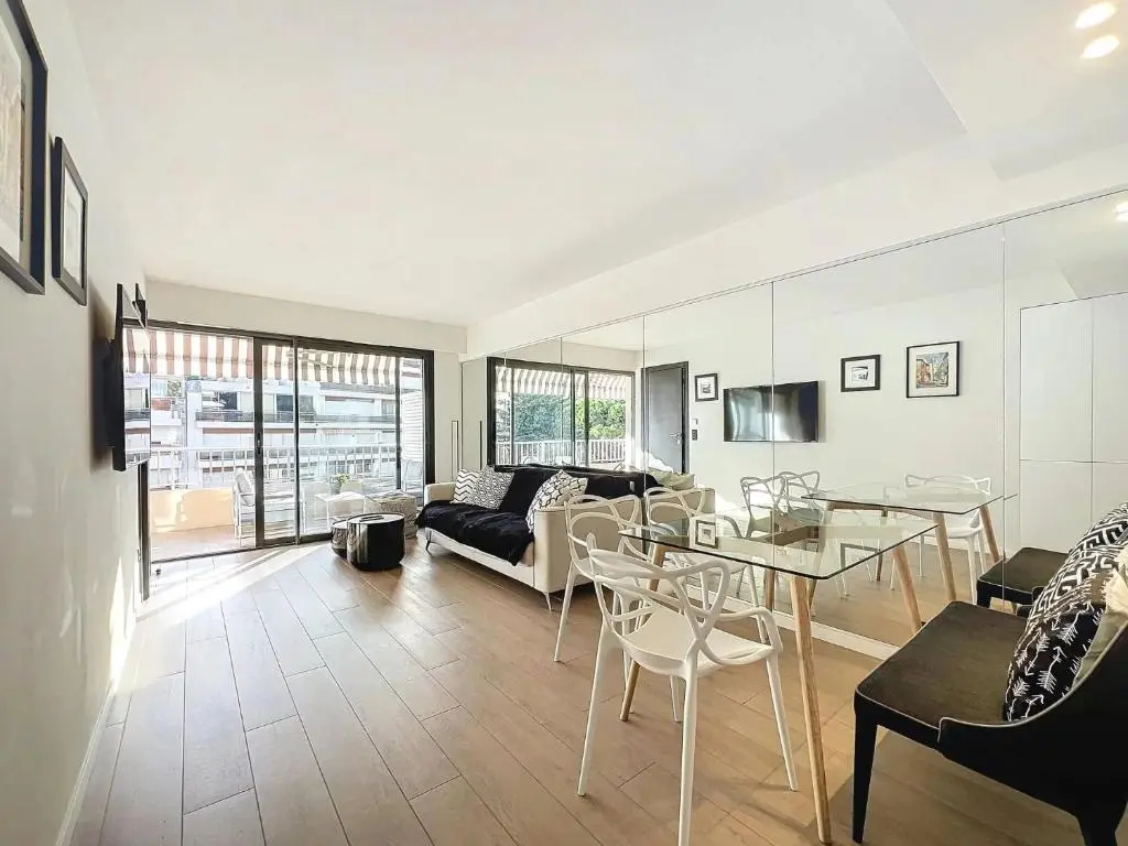 Image of 3P BETWEEN CROISETTE BEACHES AND ANTIBES STREET