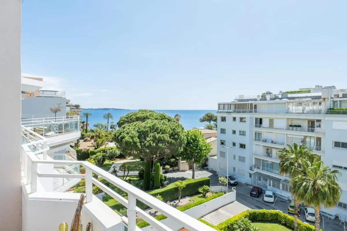 Image 6 of 3-Room Luxury Apartment with Pool and Sea View Steps from the Beach