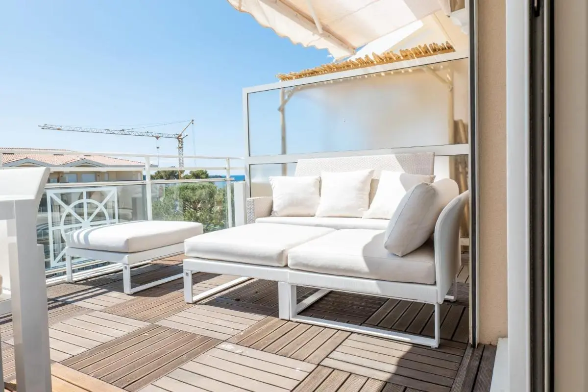 Image 5 of 3-Room Luxury Apartment with Pool and Sea View Steps from the Beach