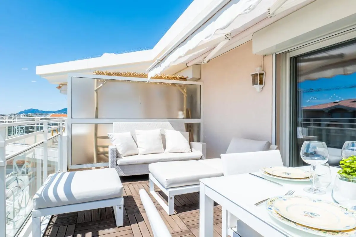 Image 4 of 3-Room Luxury Apartment with Pool and Sea View Steps from the Beach