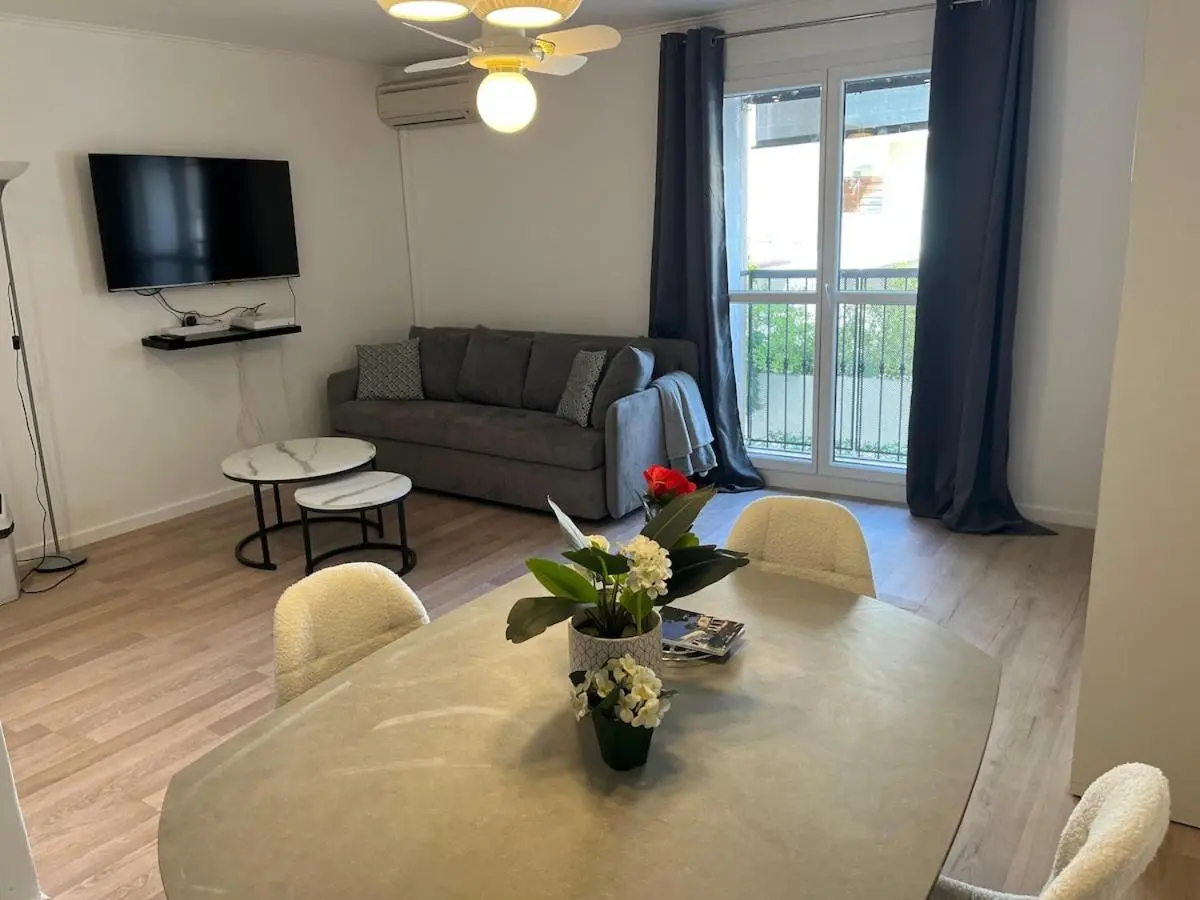 Image 4 of 4 People Cannes Hyper Centre and Air conditioning