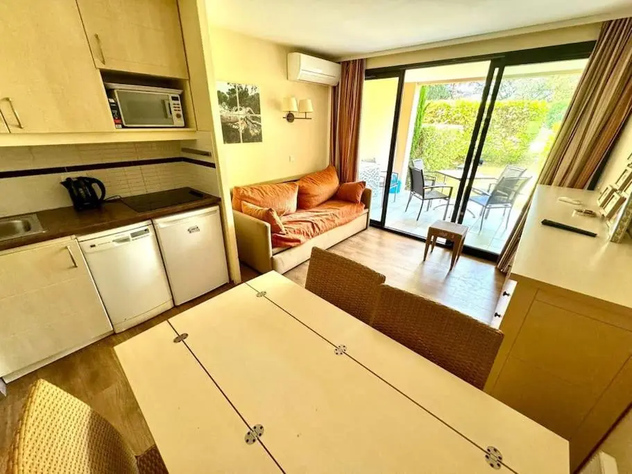 Image 4 of 4 people with Pool Tennis Parking air cond