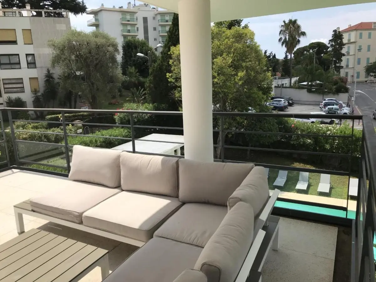 Image 6 of Appartement montfleury, 2 terrasses, 2 chambres , 2 sdb , pkg privé piscine, 15 min walk to Croisette beach and Palais des festivals