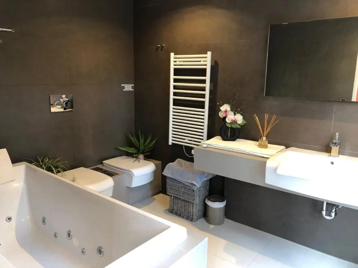 Image 2 of Appartement montfleury, 2 terrasses, 2 chambres , 2 sdb , pkg privé piscine, 15 min walk to Croisette beach and Palais des festivals