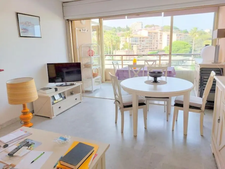 Image 4 of Bocca Baie T2 en bord de mer – Axelle Loc Appart