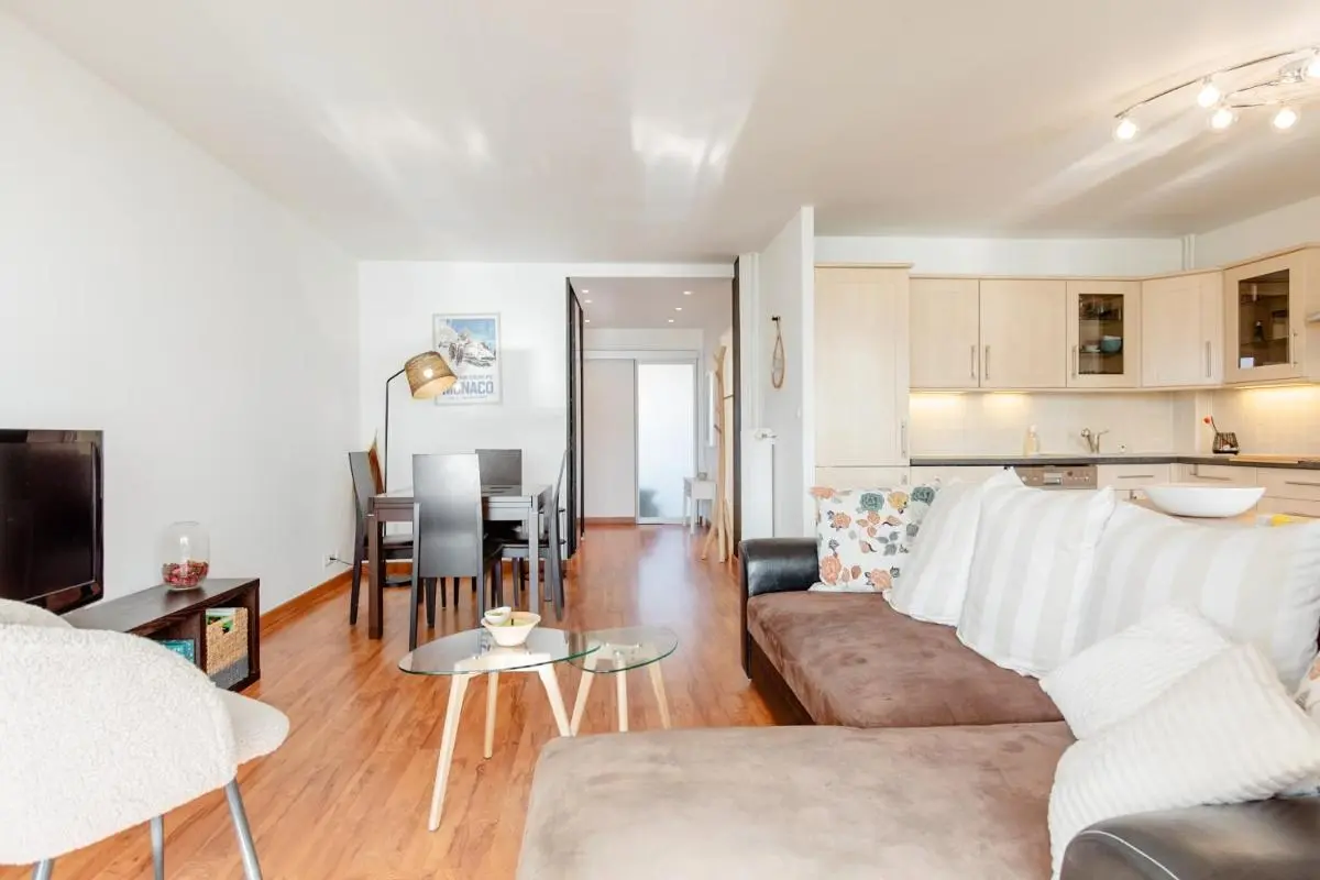 Image 1 of Bright 2 Bed Apt in Cannes, 10 min to Palais