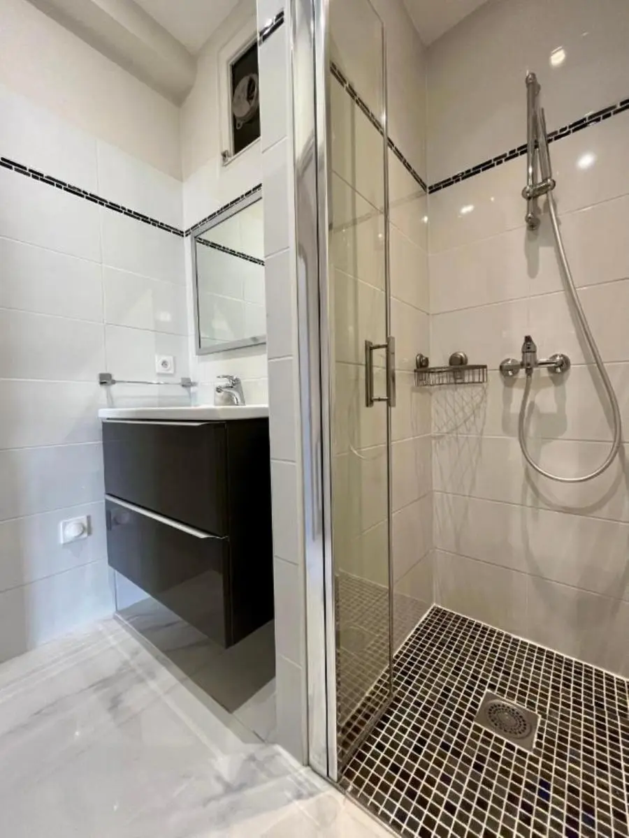 Image 3 of Bright and elegant renovated two rooms – Near Suquet