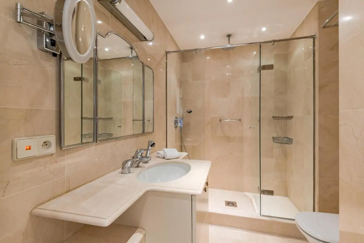 Image 2 of Buckingham & Lloyds – Cannes