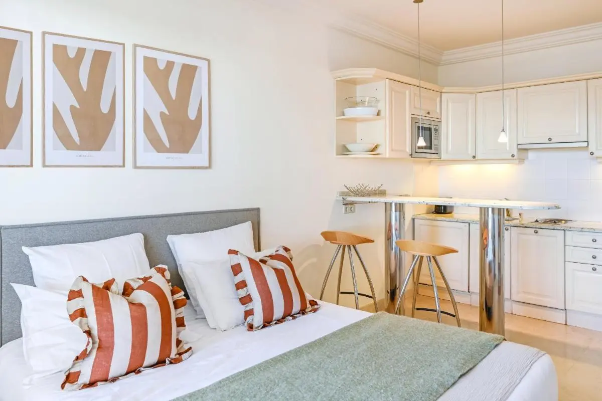 Image 3 of Buckingham & Lloyds – Cannes