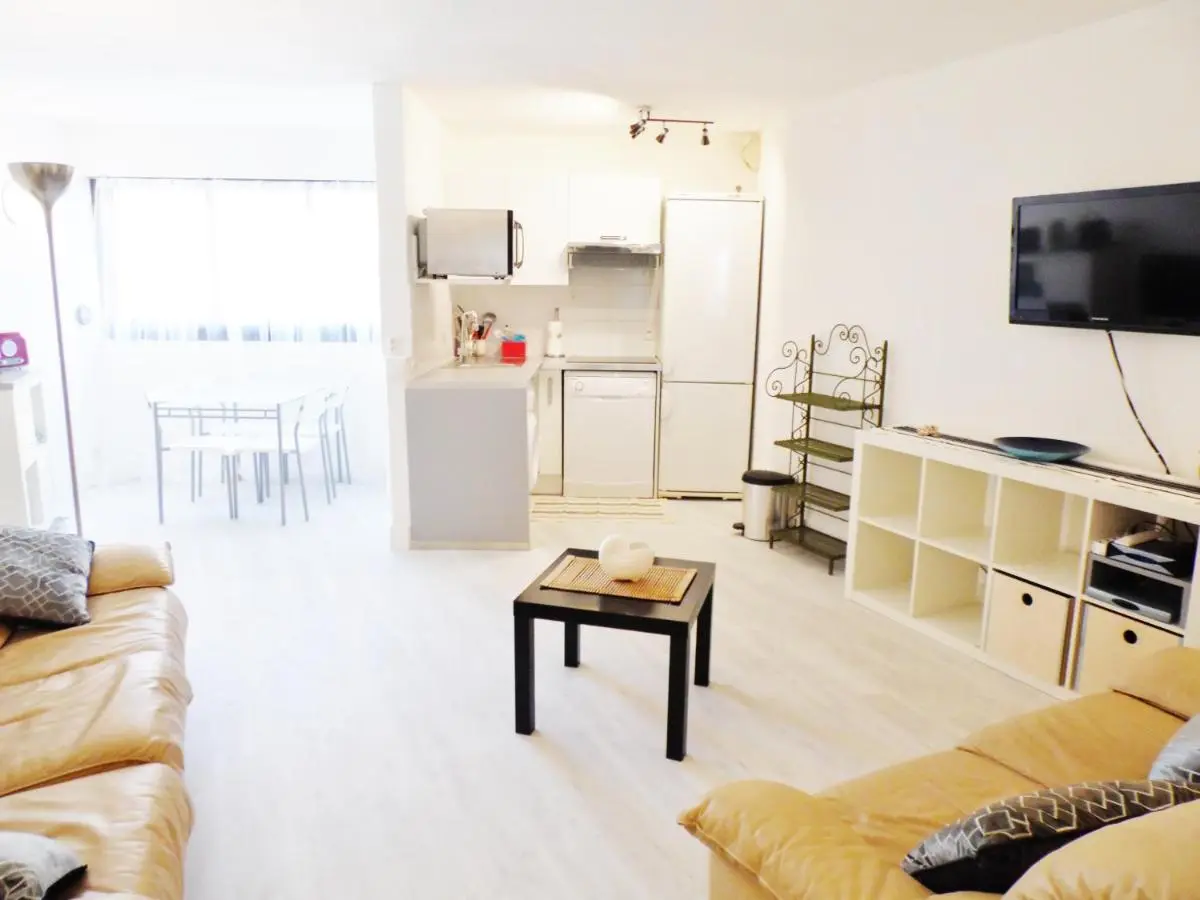 Image 2 of CANNES plage 2mn/45m2/vue mer/inernet/clim/parking privé