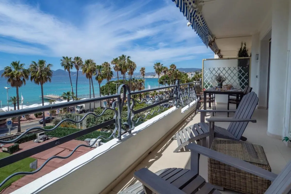 Image 5 of Cannes Croisette Superbe 3P front de mer