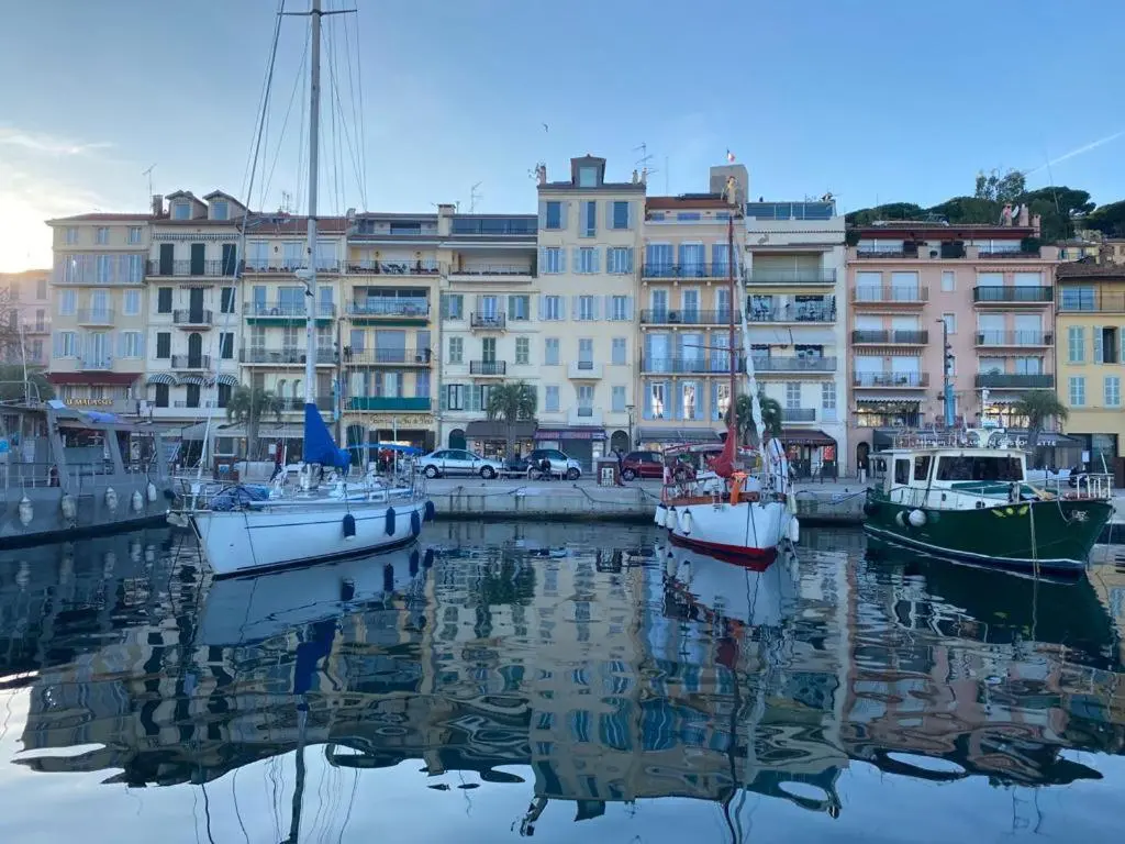Image 5 of Cannes Old Port, SEAFRONT & Sea view