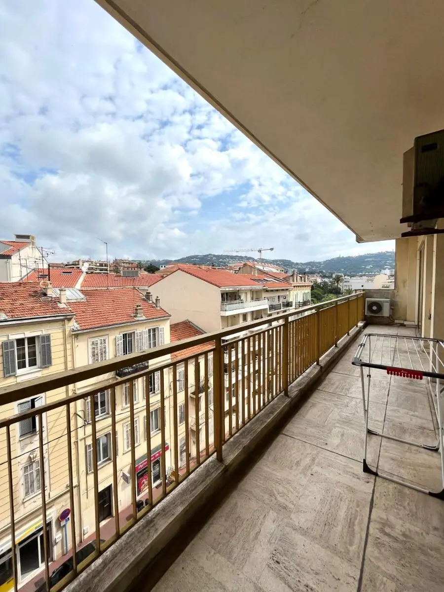 Image 5 of Central -300m Palais- Seaview-A/C-WIFI-spacieux