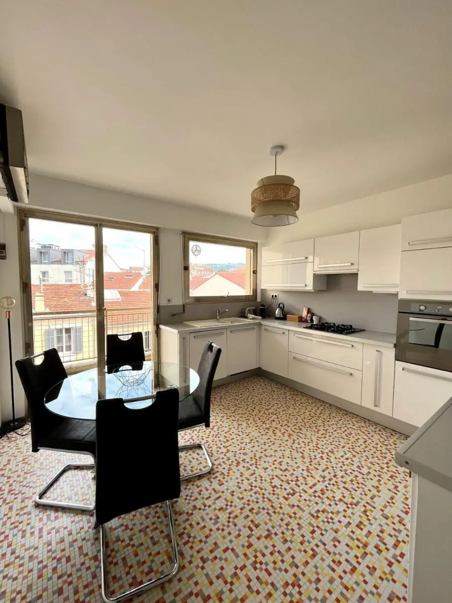 Image 4 of Central -300m Palais- Seaview-A/C-WIFI-spacieux