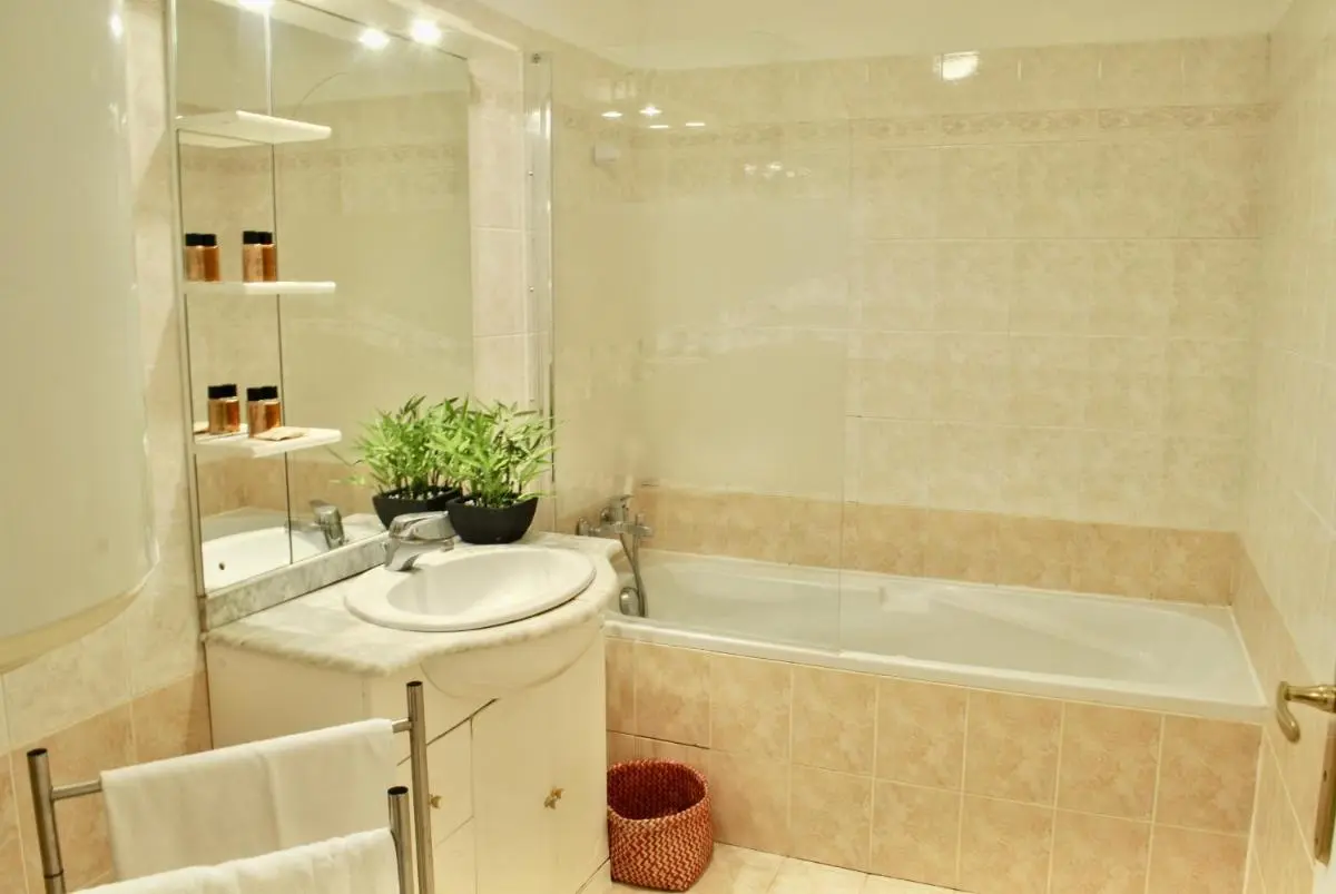 Image 2 of Centre Riviera 2P LHO5516