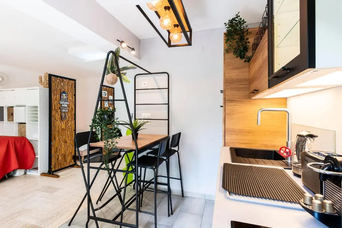 Image 4 of Charmant studio climatisé au calme proche Plage et Palais des Festivals