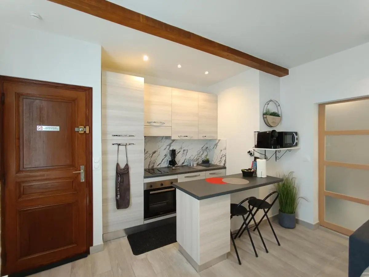 Image 2 of Coquet 2 pièces entièrement rénové et climatisé