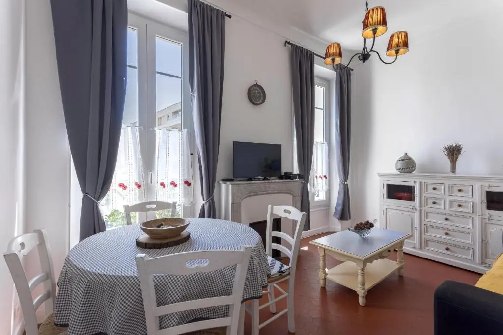 Image of Couronne de Joséphine – 10 mn à pied du Palais et plages, charme et authenticité