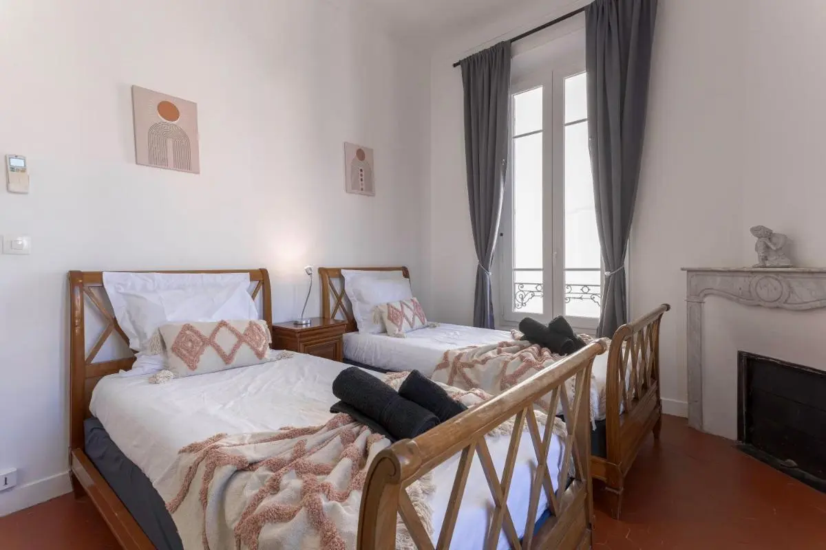 Image 1 of Couronne de Joséphine – 10 mn à pied du Palais et plages, charme et authenticité