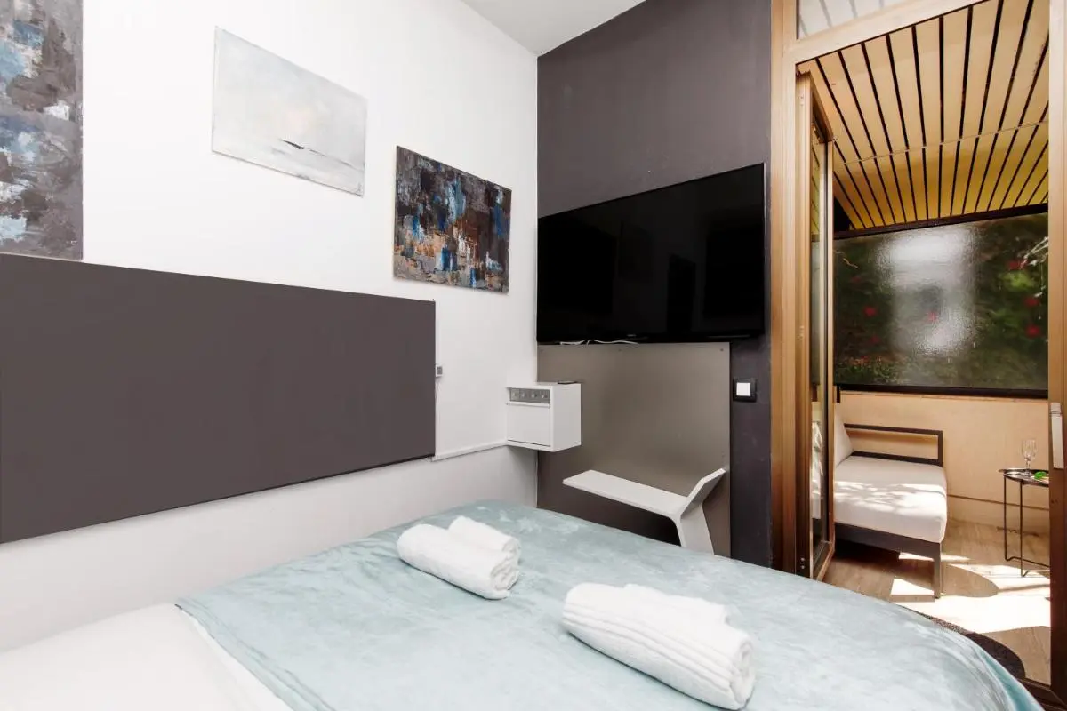 Image 1 of Gray d’Albion 1D1 YourHostHelper