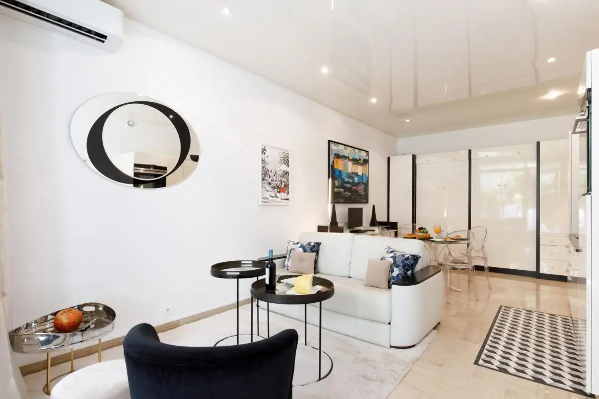 Image 4 of Gray d’Albion 1D1 YourHostHelper