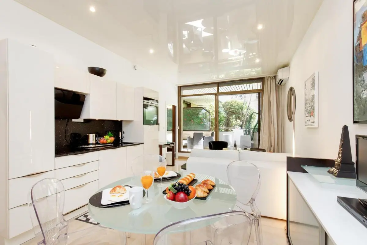 Image 3 of Gray d’Albion 1D1 YourHostHelper