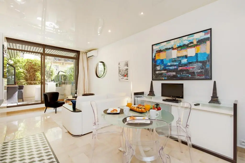 Image of Gray d’Albion 1D1 YourHostHelper