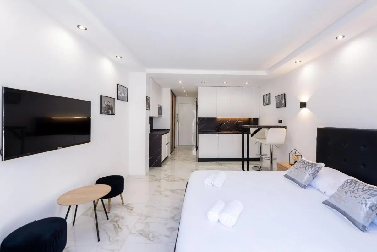 Image 3 of Large studio – 50m Cannes beach – terrace sea view